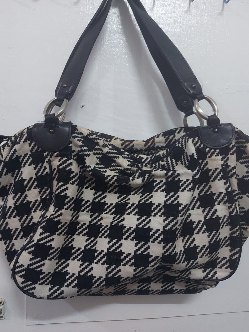 Agnes B. (Category: Shoulder Bags) located in Makati City. Submitted by heryet (Listing ID 1222639952, Image 3). Description: seldom used only kept inside the storage can be travelling bag lightweight and easy to clean selling for only ₱600 bought in Singapore.