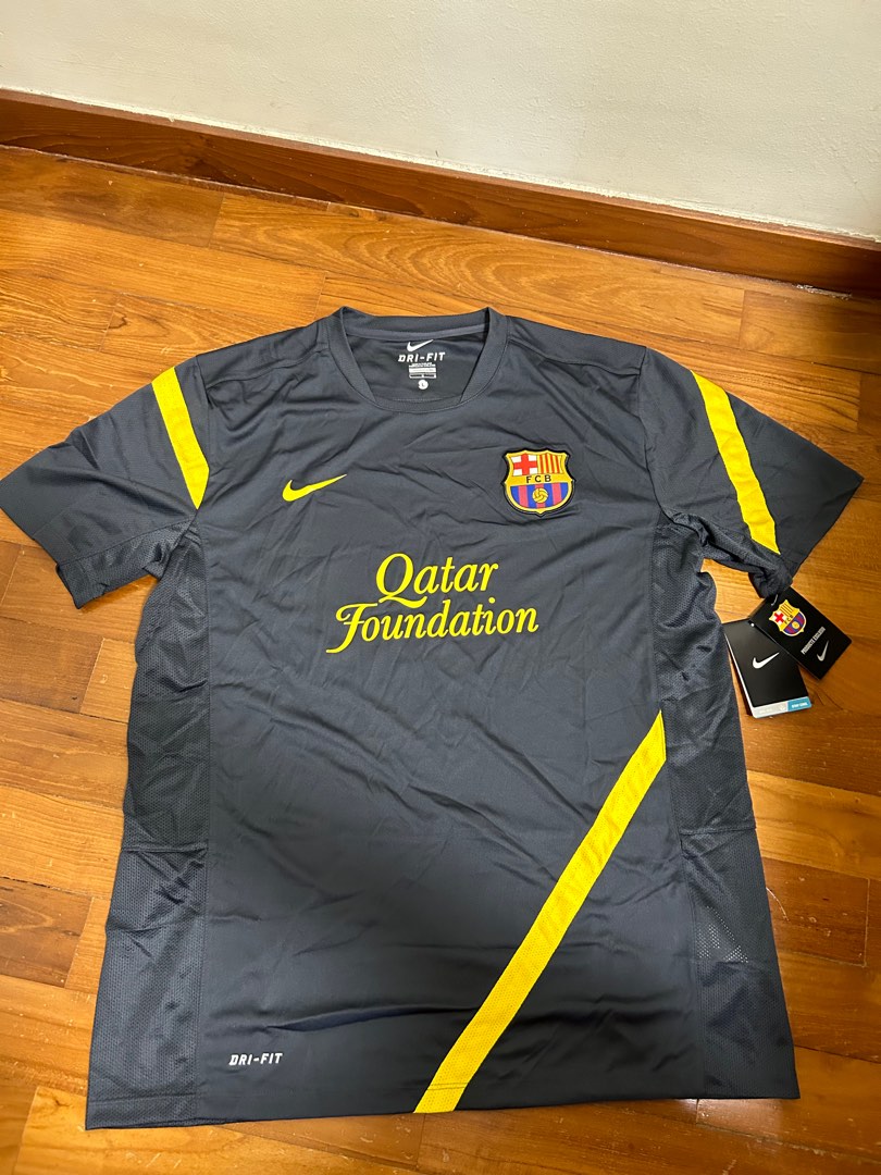 Barcelona away jersey authentic, Men's Fashion, Activewear on Carousell