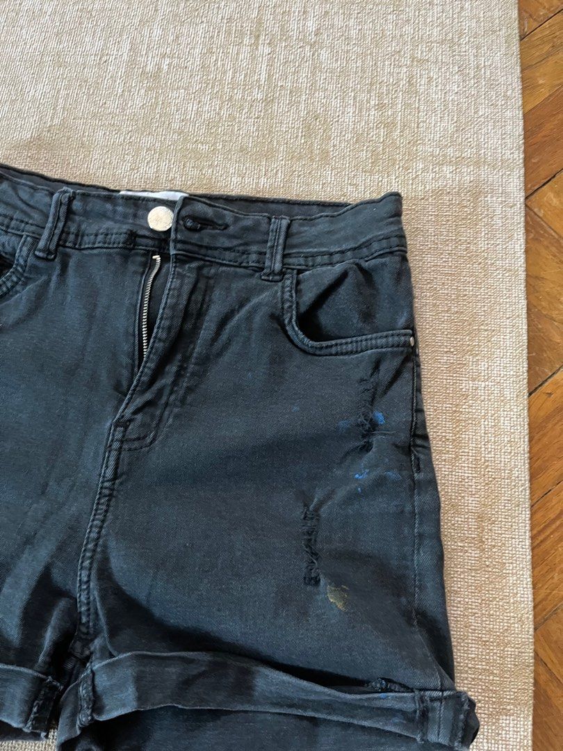 Bershka Black denim shorts (Category: Shorts) located in Muntinlupa City. Submitted by roseeyo (Listing ID 1222677695, Image 2). Description: ✅ Good quality shorts, 7.5/10 ✅ Has minor flaw (see paint stain from Sinulog festival) ✅ Aside from stain, still really comfortable and good quality Fits small to medium.
