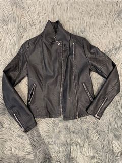 (Category: ) located in . Submitted by saje_closet (Listing ID 1222790029, Image 1). Description: .