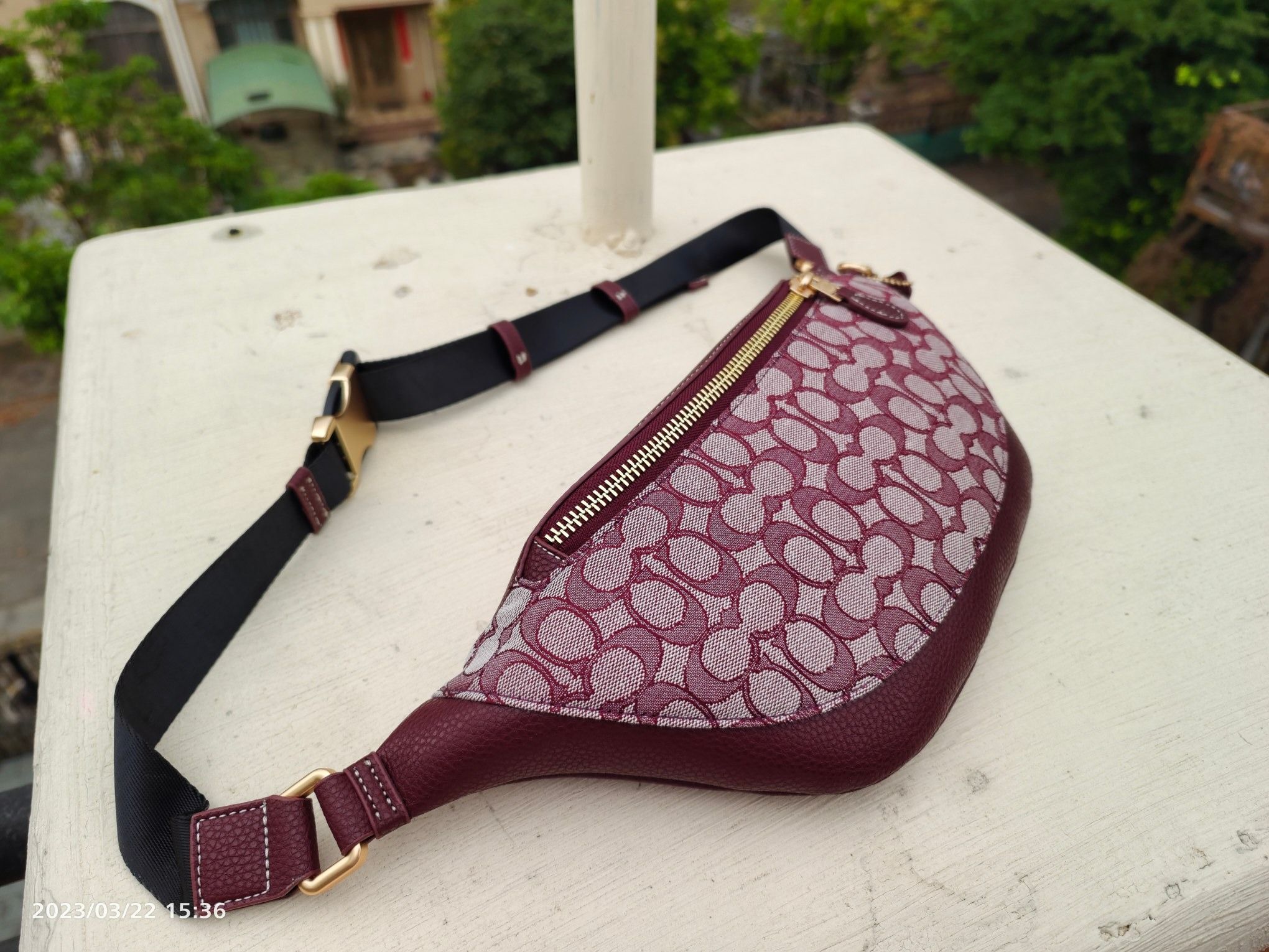 COACH CG994 Chambray new men s and women s chest bag waist bag classic style a variety of ways to carry. You can put down small items such as mobile