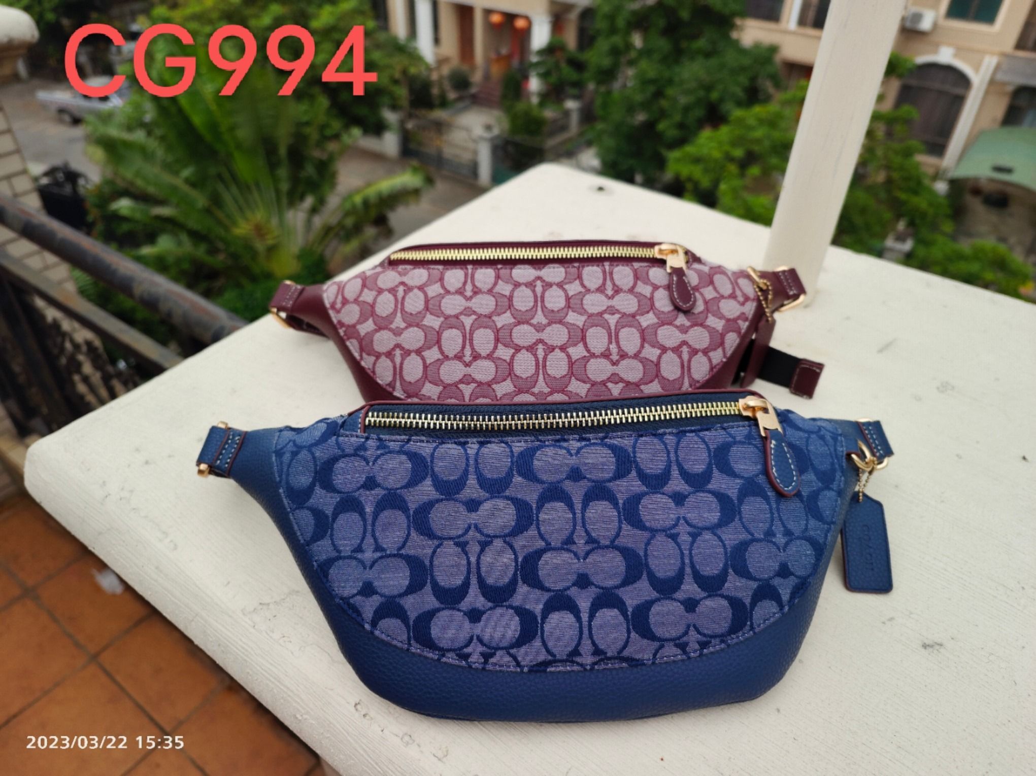 COACH CG994 Chambray new men s and women s chest bag waist bag classic style a variety of ways to carry. You can put down small items such as mobile