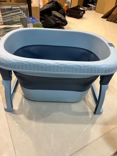 Foldable bathtub for toddlers