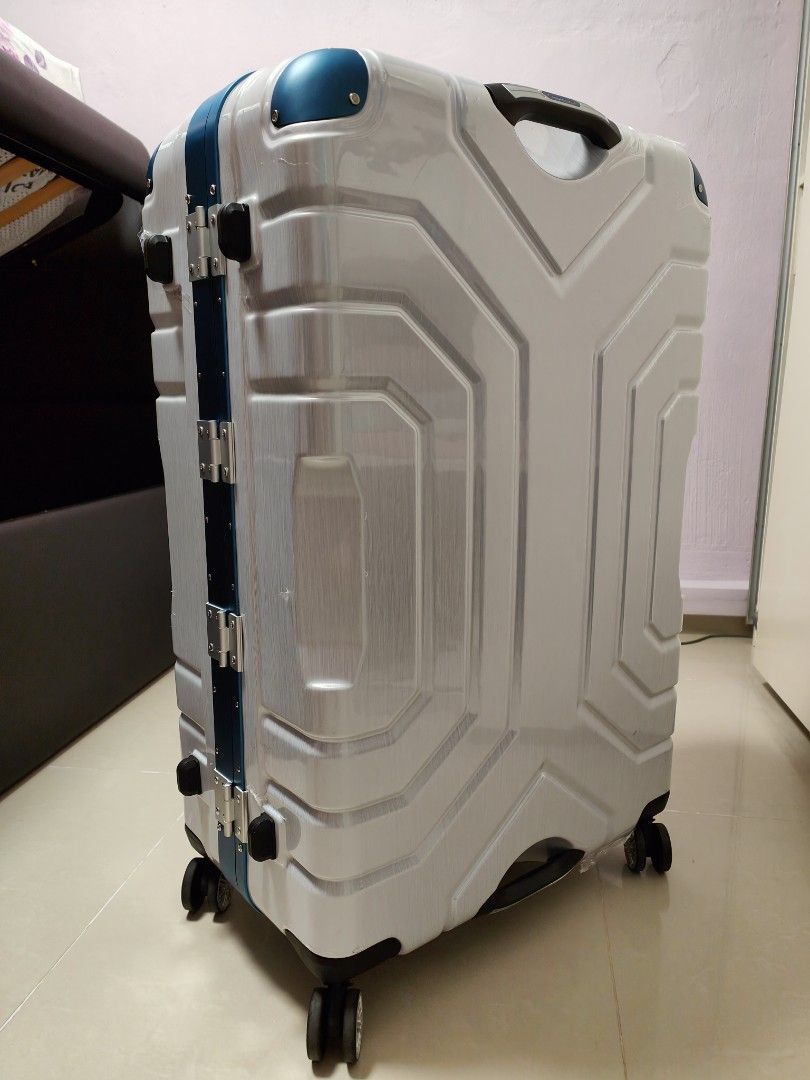 Grip suitcase outlet