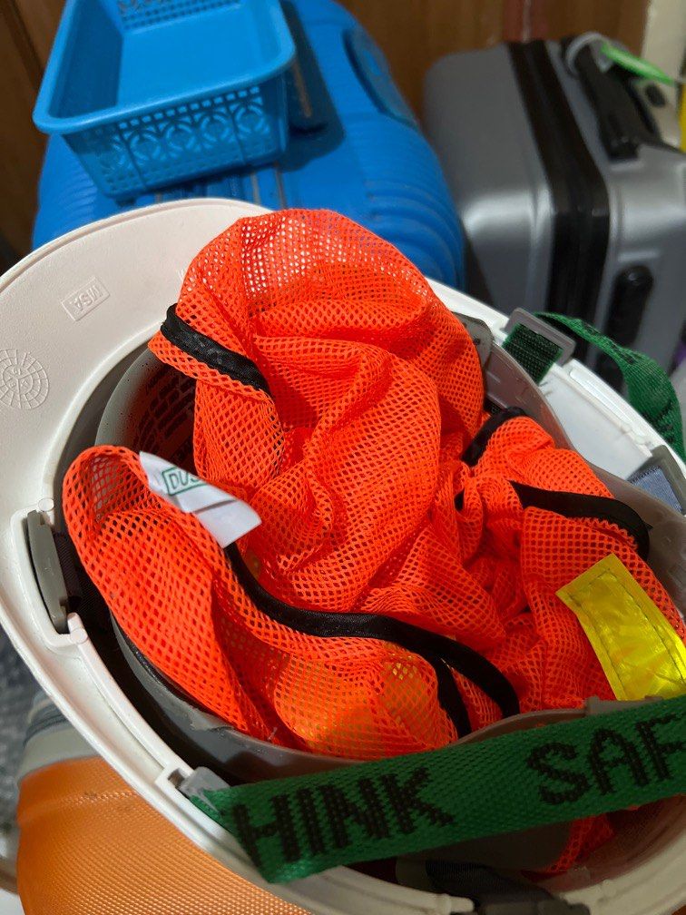 Helm keselamatan kerja dan rompi konstruksi bekas, Komunitas di Carousell