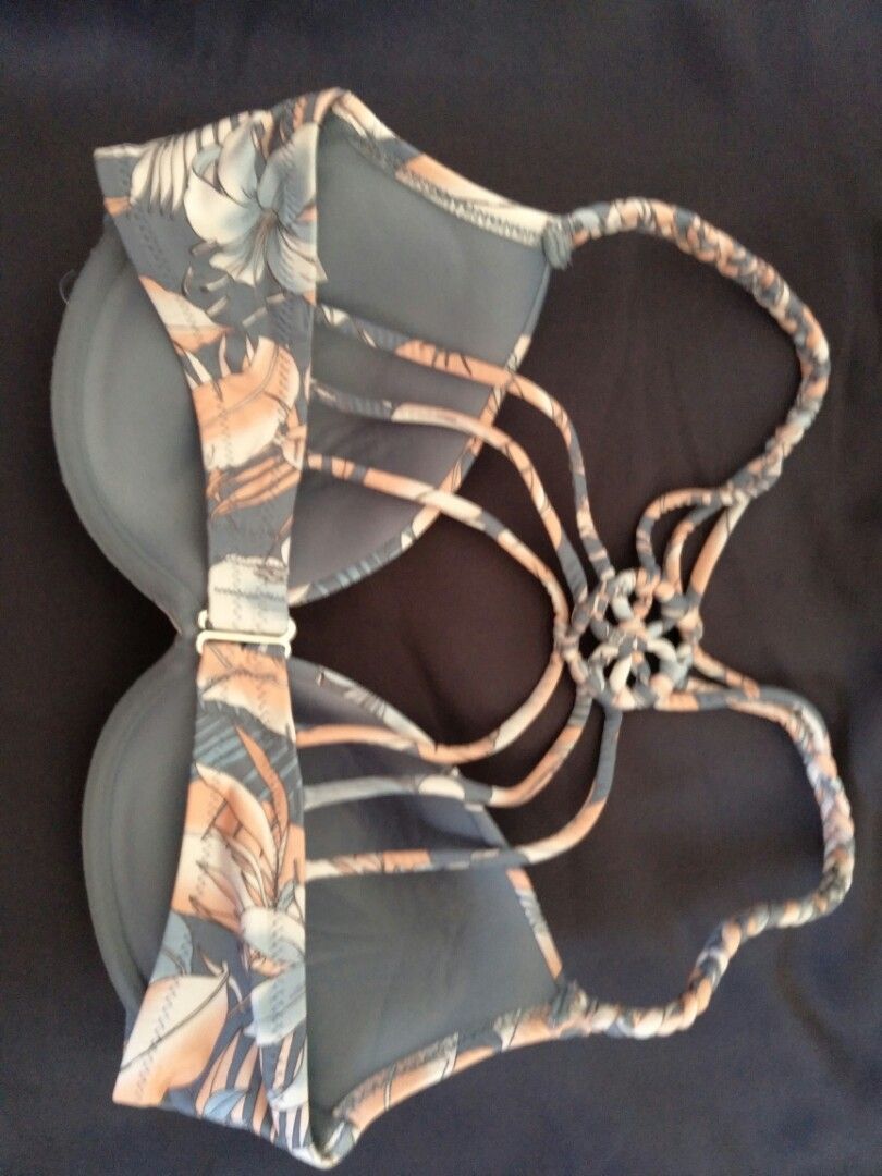 H&M Floral Bikini Swimsuit Set (Category: Bikinis & Swimsuits) located in Tarlac. Submitted by ichiban03 (Listing ID 1222754860, Image 2). Description: H&M Floral Two Piece Set Only 1 time use Sold as set only P320 + Sf Payment first by gcash or transfer to BDO.