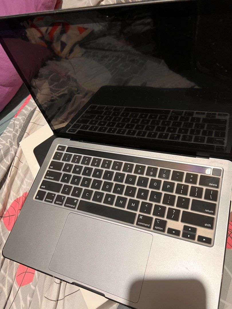 macbook pro (Category: Laptops & Notebooks) located in Pasig City. Submitted by trishmae13 (Listing ID 1222644202, Image 3). Description: with complete accessories and box, urgently selling as im going back to singapore, meet up to test . brought it in singapore last 2022..