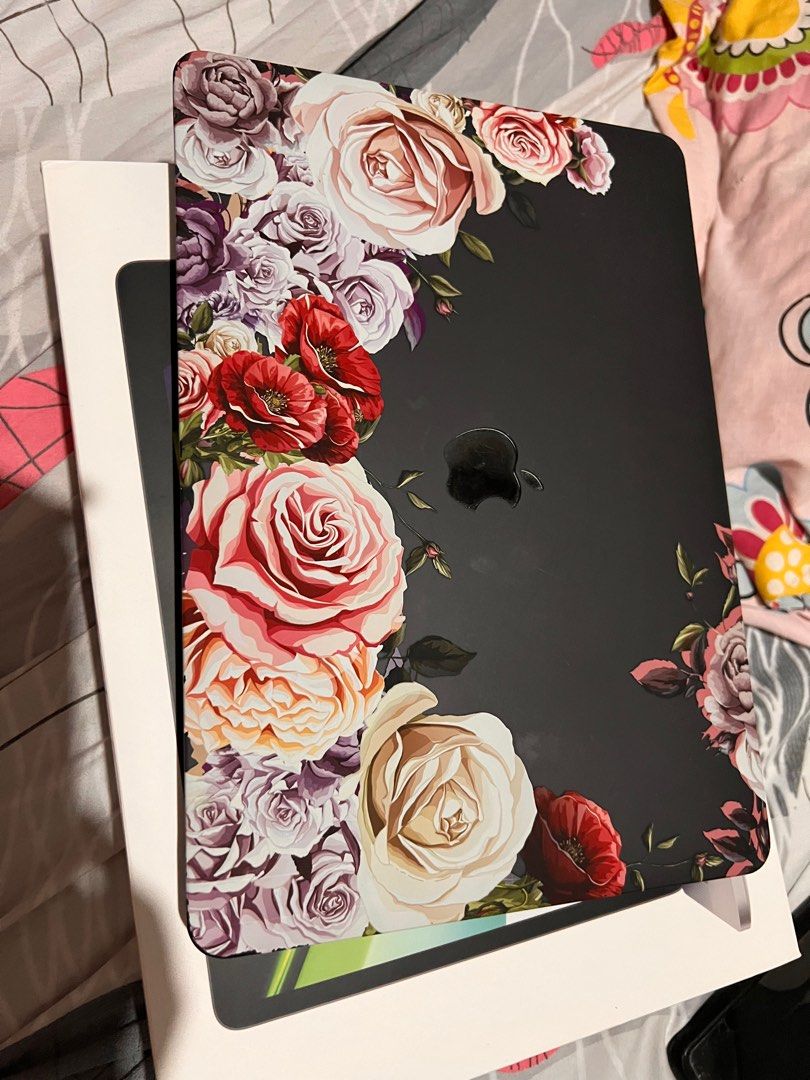 macbook pro (Category: Laptops & Notebooks) located in Pasig City. Submitted by trishmae13 (Listing ID 1222644202, Image 1). Description: with complete accessories and box, urgently selling as im going back to singapore, meet up to test . brought it in singapore last 2022..