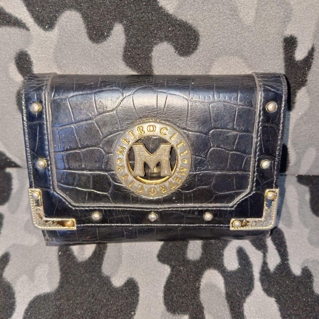 Metrocity Long Trifold Wallet, Women's Fashion, Bags & Wallets, Wallets &  Card holders on Carousell