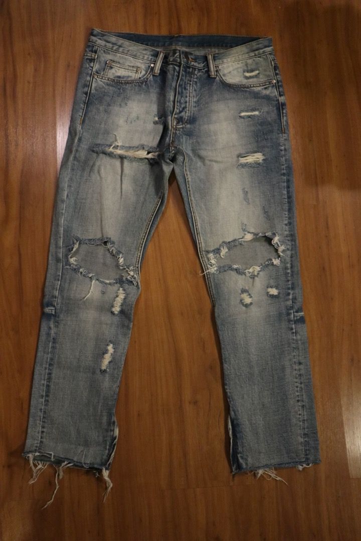 Mnml distressed biker jeans w/ zip (Category: Jeans) located in Quezon City. Submitted by thegood.goodsph (Listing ID 1222606320, Image 1). Description: Mnml distressed biker jeans w/ zipper Size: 34 (fits 32-34 imo) loose stitching on hem .