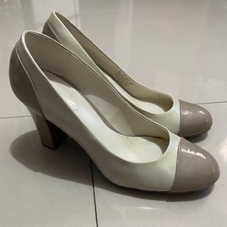 Naturalizer Glossy Leather Closed-toe heels