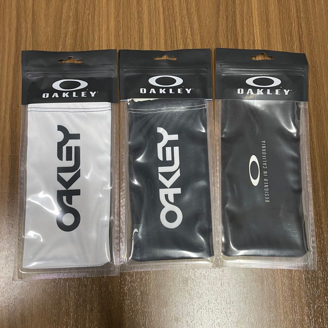 Oakley Grips Microbag White/ Black, Men's Fashion, Watches