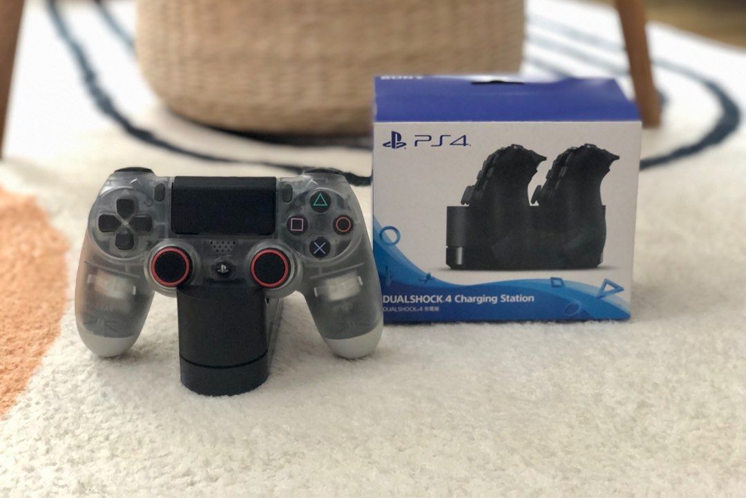 Sony PS4 Dualshock Controller + Sony Dualshock 4 Charging Station