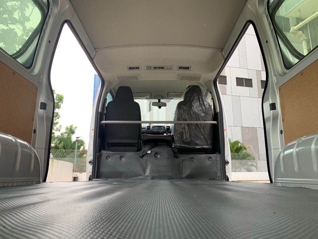 Toyota Hiace 2.8 DX with Rear Aircon Auto, Cars, Commercial Vehicles ...