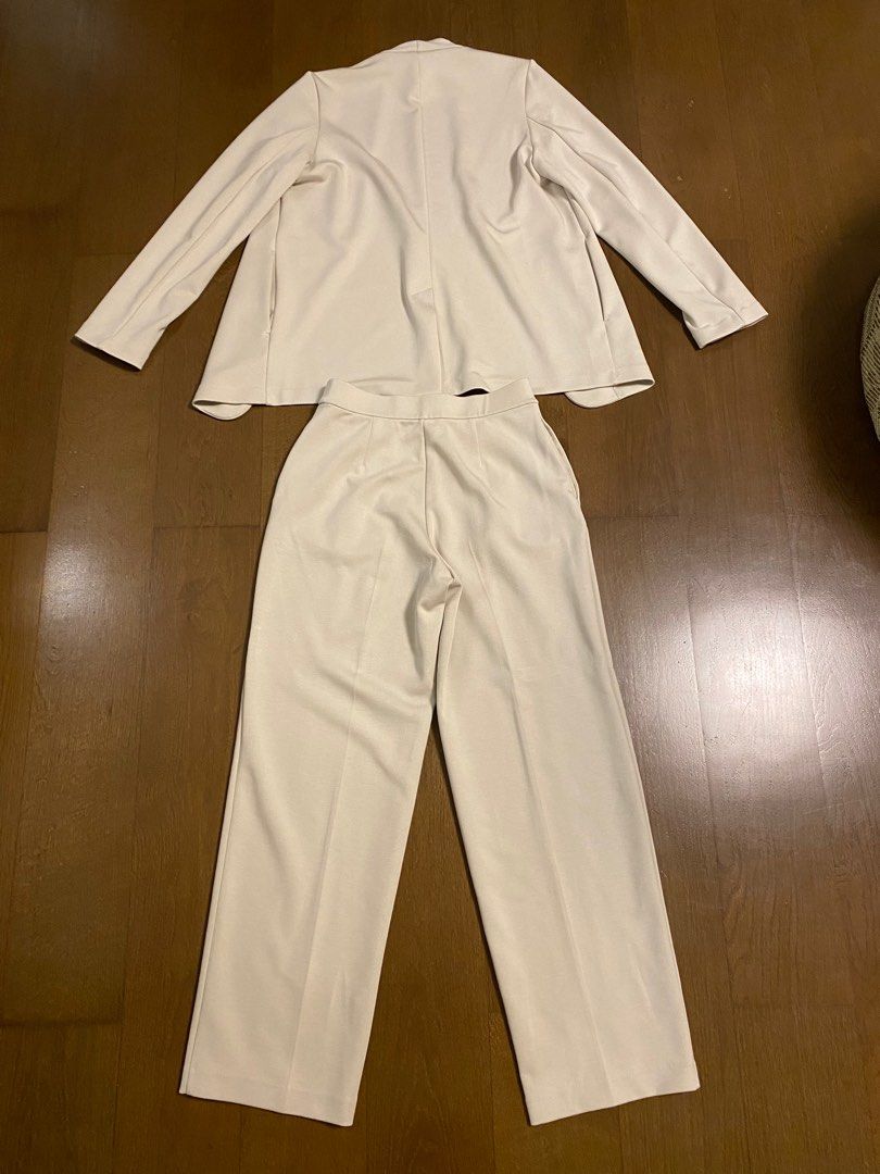 Uniqlo Suit Coordinates (Category: Sets or Coordinates) located in Makati City. Submitted by stfbg (Listing ID 1222722028, Image 2). Description: Used once, no flaws. Soft material. No when worn..