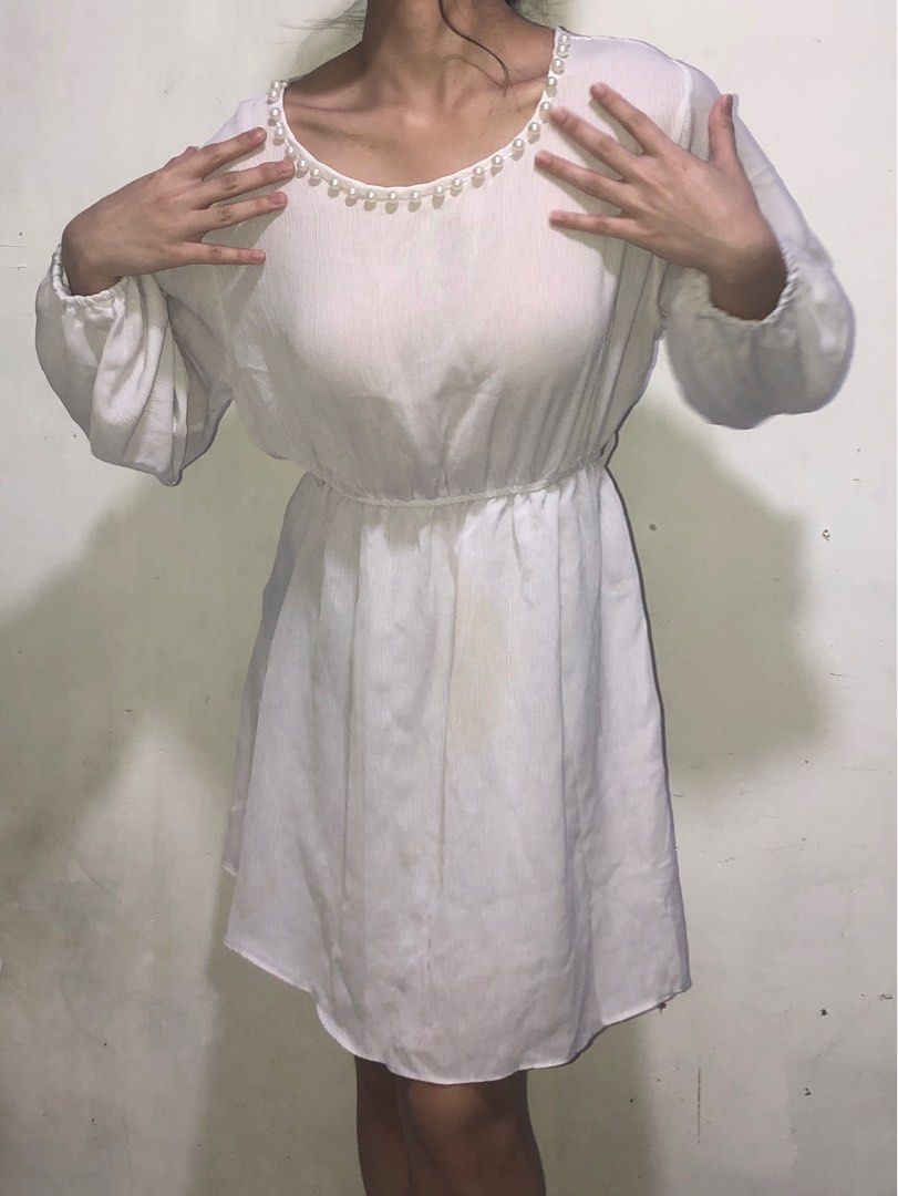 White Long-sleeve Flowy Dress (Category: Dresses) located in Caloocan City. Submitted by ryspace (Listing ID 1222606908, Image 2). Description: More Details: 💌 - Brand: Unbranded - Size: Body length - 32; Sleeve length - 20; Waist - up to 38 - RFS: Declutter - Condition: See photo for flaws - MOP: GCash - MOD: Lalamove Model 💃🏻 - Height: 5’4 ft - Weight: 49 kg - Waist: 24 in - Bust: 32 B .
