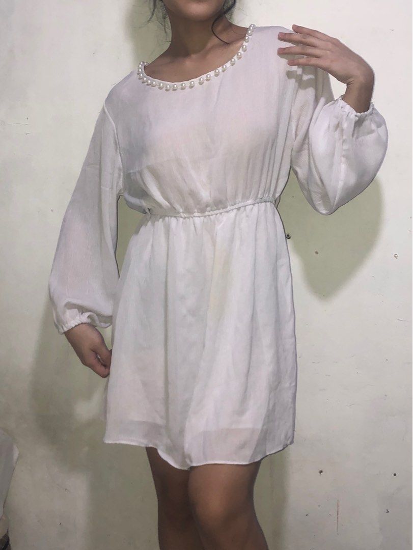 White Long-sleeve Flowy Dress (Category: Dresses) located in Caloocan City. Submitted by ryspace (Listing ID 1222606908, Image 1). Description: More Details: 💌 - Brand: Unbranded - Size: Body length - 32; Sleeve length - 20; Waist - up to 38 - RFS: Declutter - Condition: See photo for flaws - MOP: GCash - MOD: Lalamove Model 💃🏻 - Height: 5’4 ft - Weight: 49 kg - Waist: 24 in - Bust: 32 B .