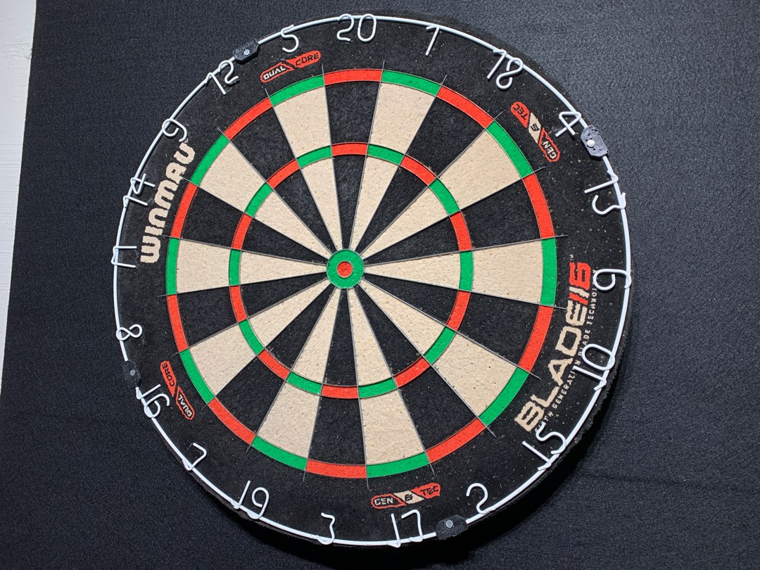 Winmau Blade 6 Dual Core dartboard, Sports Equipment, Other Sports