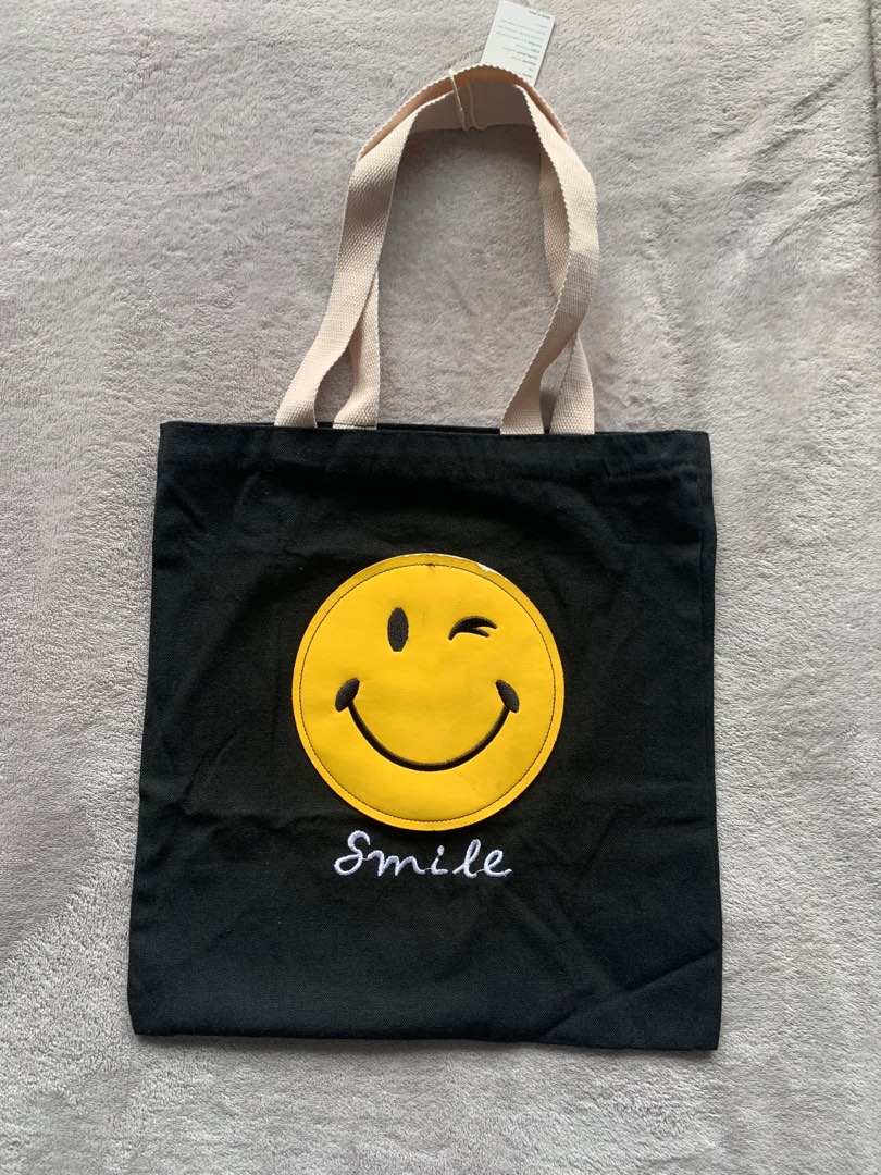 YOYOSO smile tote bag on Carousell