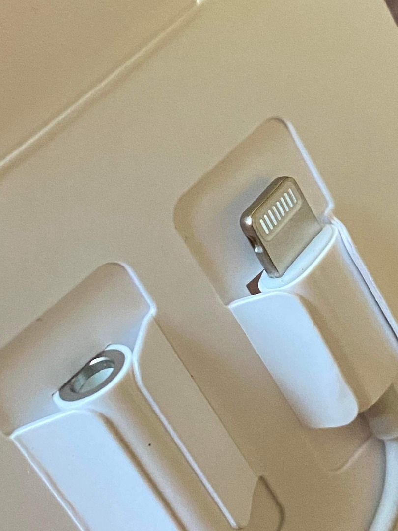 Apple lightning to 3.5 mm dongle adapter (Category: Microphones) located in Bato. Submitted by marielglr (Listing ID 1222980865, Image 2). Description: Authentic, new and unused. Working.