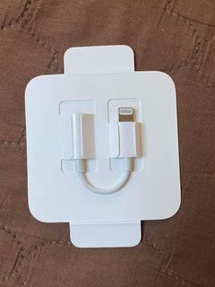 Apple lightning to 3.5 mm dongle adapter