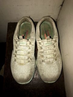 Authentic / Original Skechers White Memory Foam Sneakers