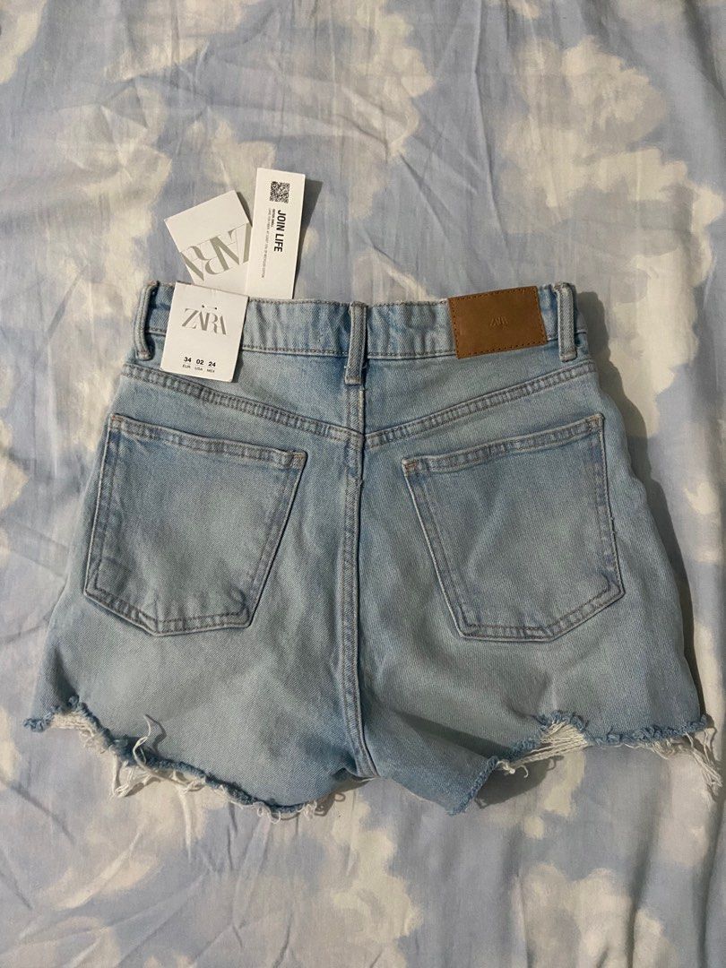 BNWT Zara High Rise Shorts (Category: Shorts) located in Manila. Submitted by auriellee (Listing ID 1222911868, Image 2). Description: Zara High Rise Shorts Brand New With Tag Size 34 Note: size runs small - I am usually a size 34 in Zara but this pair of shorts runs small. Had to size up and get 36 instead. My waistline is 25. Get this if your waistline is 24..