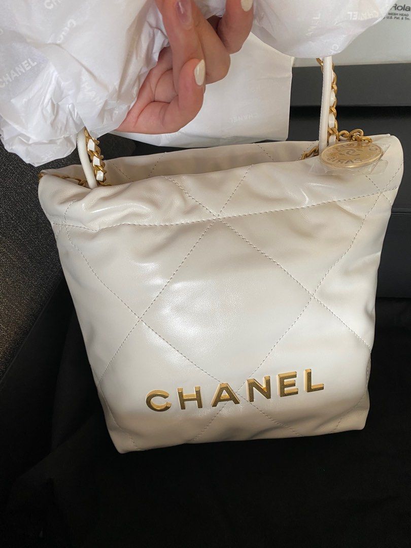 Chanel 22 mini white, 名牌, 手袋及銀包- Carousell