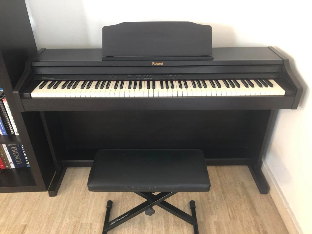 Digital Piano Roland RP401R to sell with bench Hobbies Toys