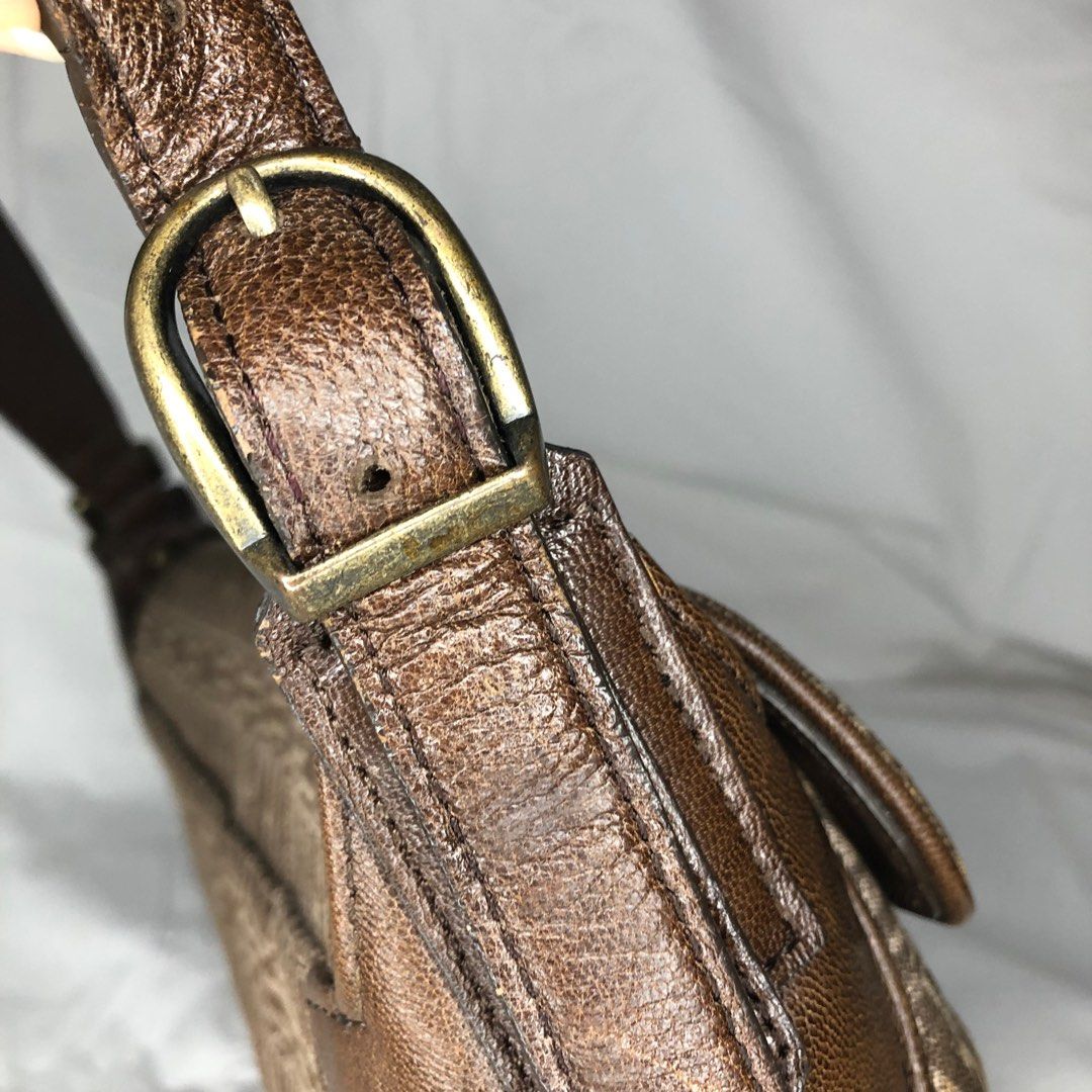 Elle Paris Brown Kili Bag (Category: Luxury Bags & Wallets) located in Zaragoza. Submitted by kimmybean (Listing ID 1222819904, Image 3). Description: ✨Rank A (in good condition) ✨Out of all the pieces in this collection, ✨this one has the most vintage feel and look. Hard to let go! ✨Clean interior and exterior DM for more inquiries and pictures..