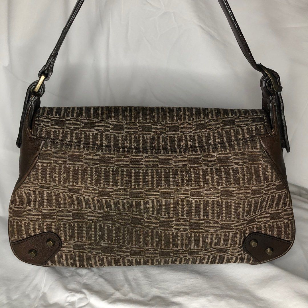 Elle Paris Brown Kili Bag (Category: Luxury Bags & Wallets) located in Zaragoza. Submitted by kimmybean (Listing ID 1222819904, Image 2). Description: ✨Rank A (in good condition) ✨Out of all the pieces in this collection, ✨this one has the most vintage feel and look. Hard to let go! ✨Clean interior and exterior DM for more inquiries and pictures..