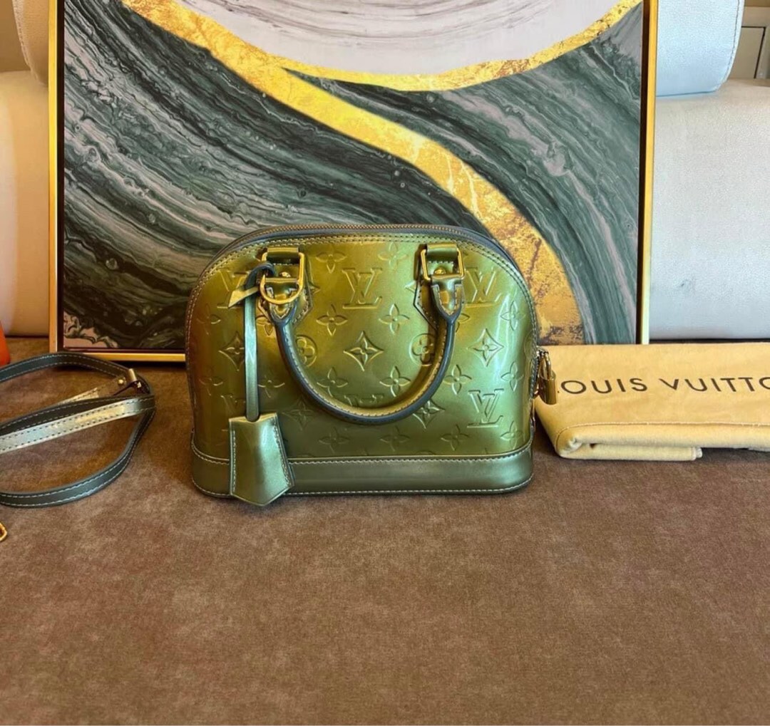 LOUIS VUITTON, Women's Fashion, Bags & Wallets, Purses & Pouches on