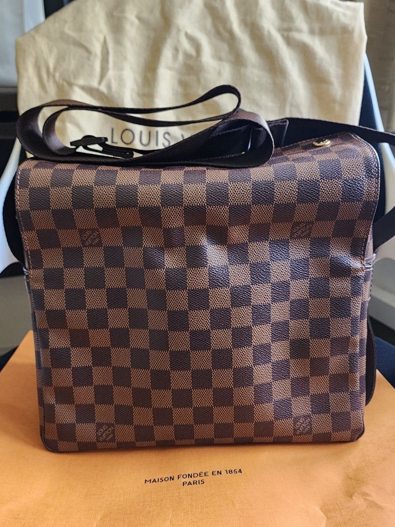 LOUIS VUITTON DAMIER EBENE NAVIGLIO SHOULDER/MESSENGER BAG, with adjustable  dark brown fabric shoulder strap, gold tone hardware and dark brown leather  trims, top zip closure and two overlaying flaps with snap closure