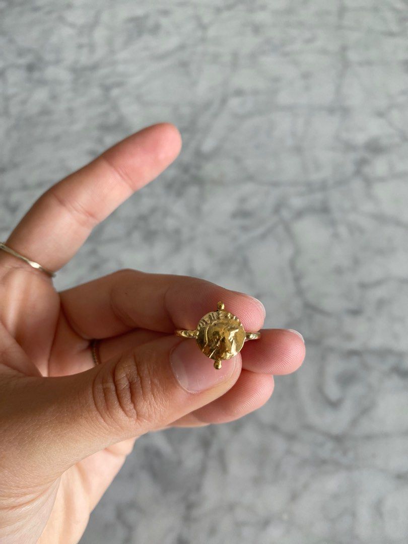 Gold coin finger ring top