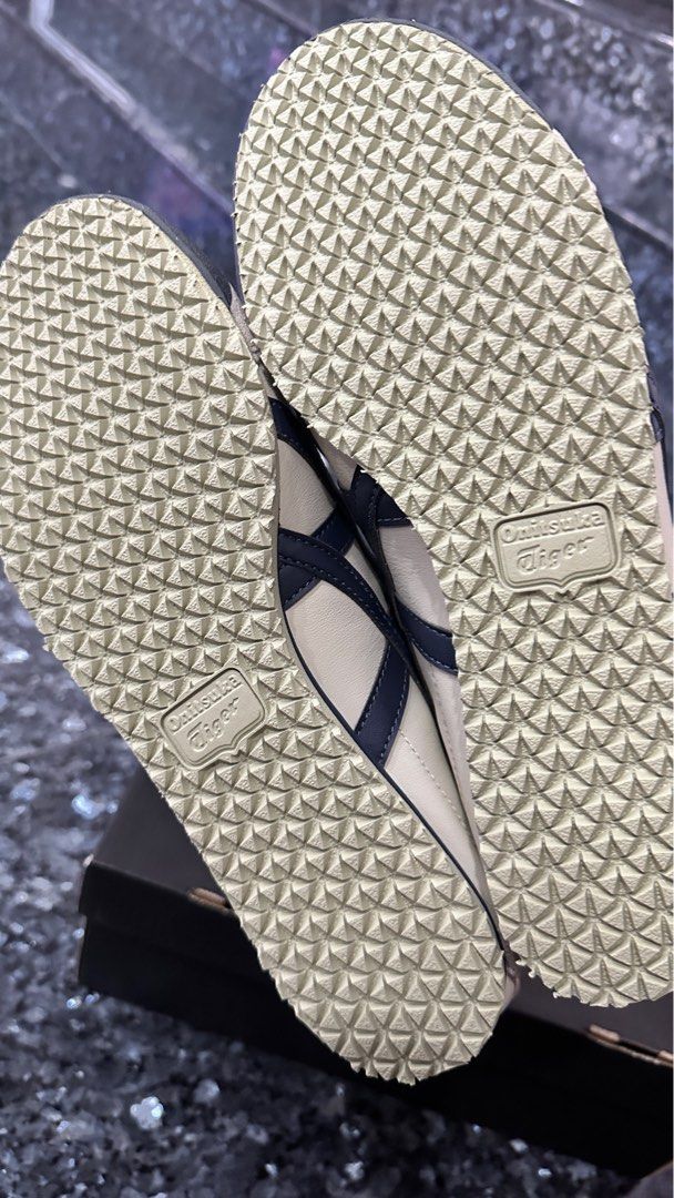 Onitsuka Tiger men sneaker (Category: Sneakers) located in Singapore. Submitted by iluvbreaddd (Listing ID 1222919814, Image 3). Description: negotiable. .