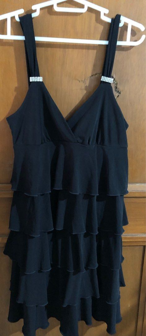 Party Dress Gown (Category: Evening dresses & gowns) located in Mandaluyong City. Submitted by joebren24 (Listing ID 1222879473, Image 1). Description: Evening dress gown Made i Indonesia.