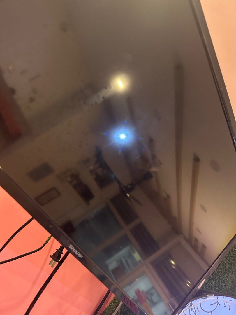 Sharp LED 32 inch’s TV (Category: TV) located in Taguig. Submitted by che_f25 (Listing ID 1222919401, Image 2). Description: With Stand , Universal Remote and wall mount.