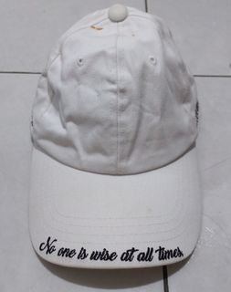 Topi putih impor - ada noda sudah di cuci bersih
