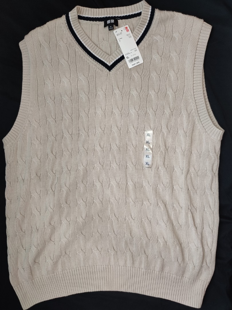 CABLE V NECK KNITTED VEST