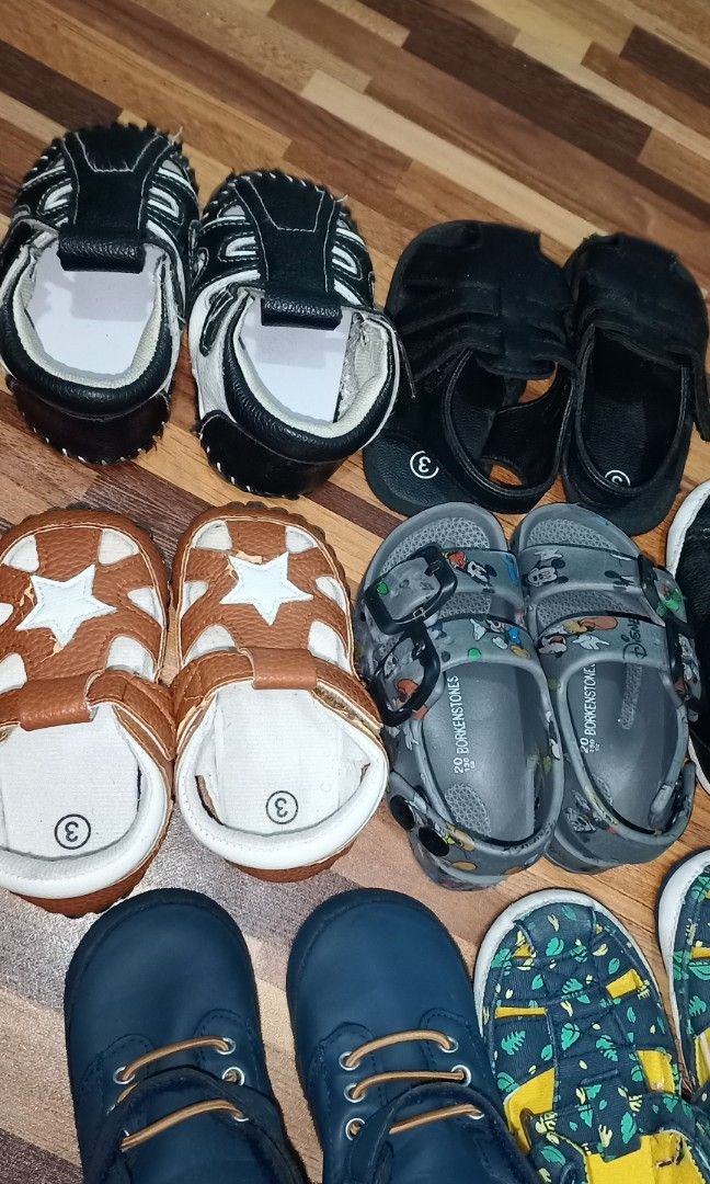 Well used soft sole baby shoes with cheap price. RM5 each Babies