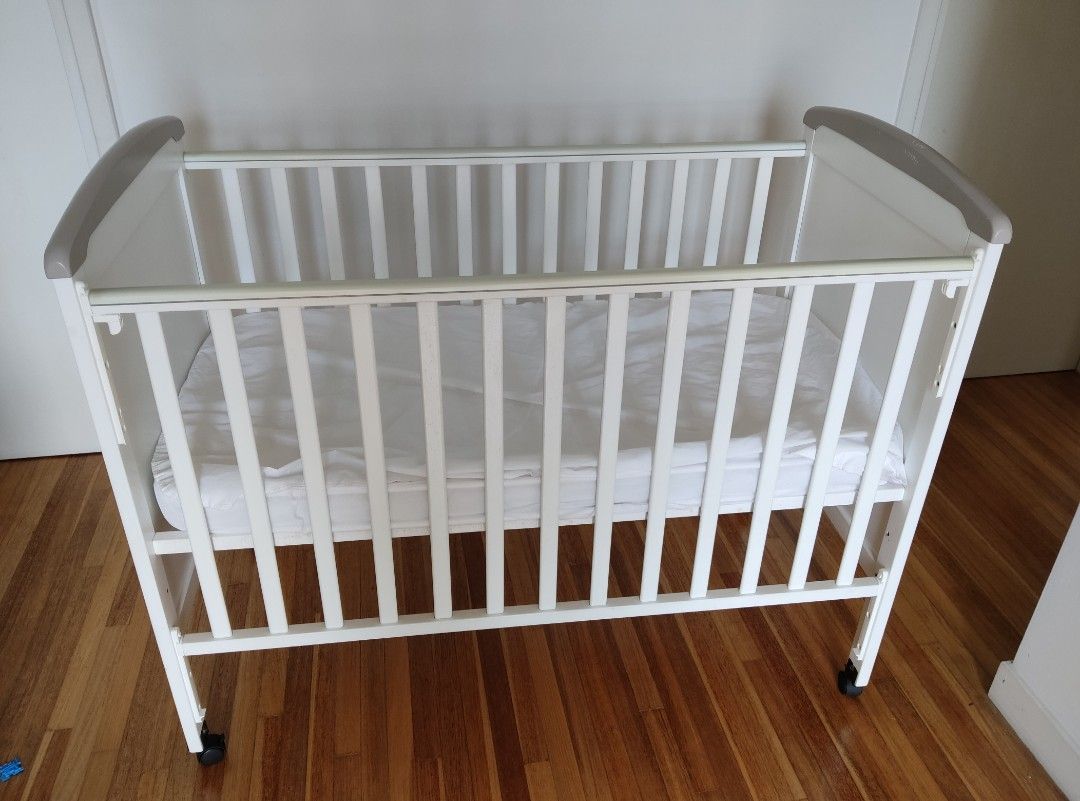 White Color Wooden Baby Crib