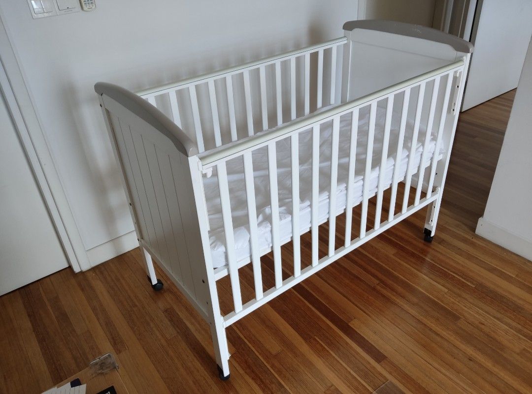 White Color Wooden Baby Crib