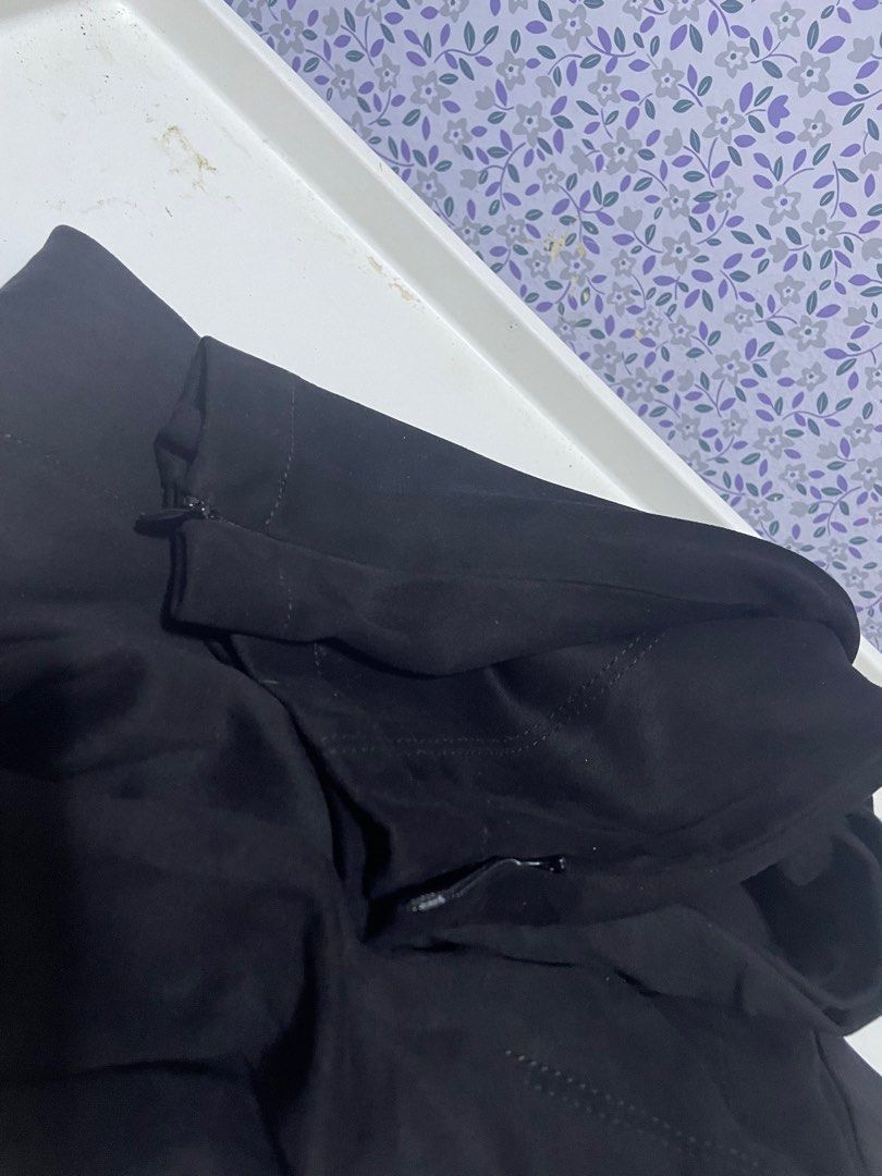 Zara Trafaluc Imprted black leggings (Category: Activewear) located in Mandaluyong City. Submitted by lifelistener (Listing ID 1222850437, Image 3). Description: super lambot black leggings for work out or OOTD with zipper sa size and zipper sa ankles never been used too small for me.
