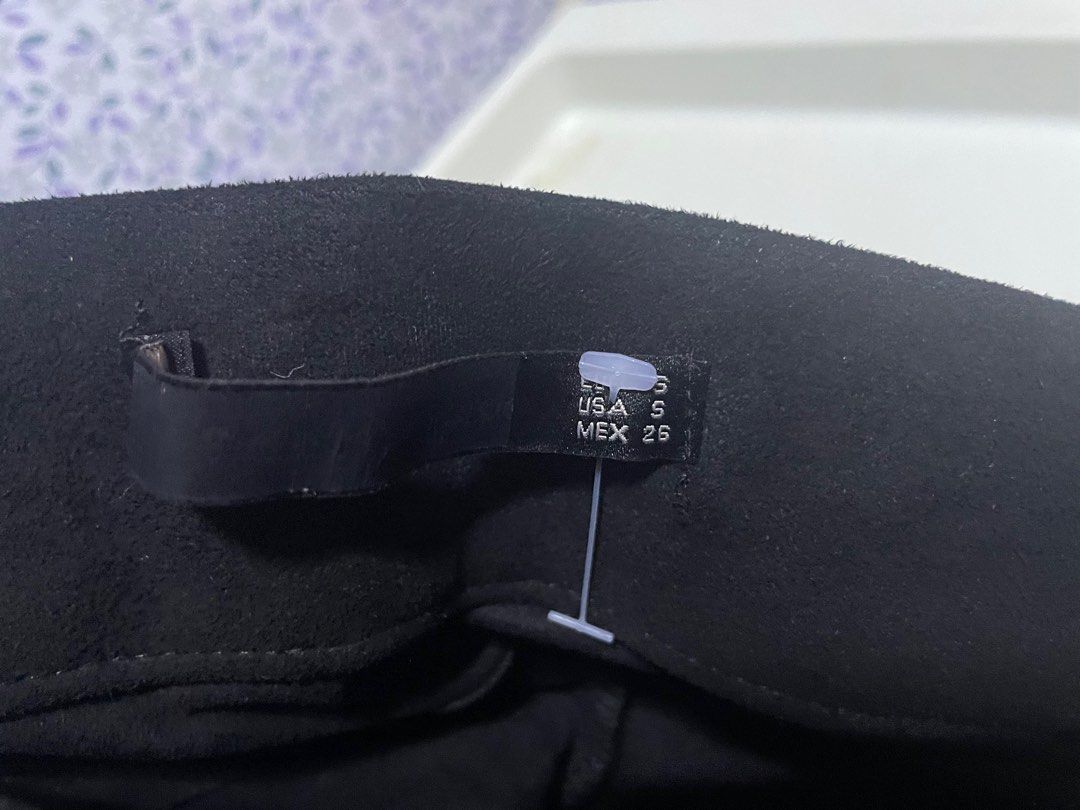 Zara Trafaluc Imprted black leggings (Category: Activewear) located in Mandaluyong City. Submitted by lifelistener (Listing ID 1222850437, Image 1). Description: super lambot black leggings for work out or OOTD with zipper sa size and zipper sa ankles never been used too small for me.