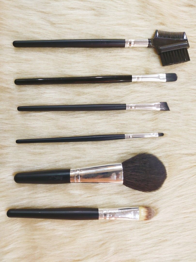 6pcs Make up Brush Set (black) (Category: Makeup) located in Quezon City. Submitted by floreskari78555 (Listing ID 1223069860, Image 2). Description: 6pcs Make up Brush Set (black) 130php Set includes; -Eyebrow Comb -Small Eyeshadow Brush -Angled Liner Brush -Lip Brush -Powder Blush Brush -Concealer Brush *Travel size set *Brand New *Onhand/Brand New We ship nationwide.