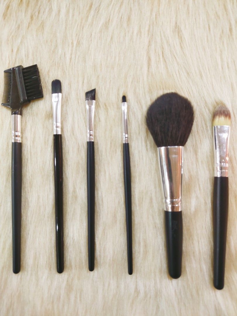 6pcs Make up Brush Set (black) (Category: Makeup) located in Quezon City. Submitted by floreskari78555 (Listing ID 1223069860, Image 1). Description: 6pcs Make up Brush Set (black) 130php Set includes; -Eyebrow Comb -Small Eyeshadow Brush -Angled Liner Brush -Lip Brush -Powder Blush Brush -Concealer Brush *Travel size set *Brand New *Onhand/Brand New We ship nationwide.