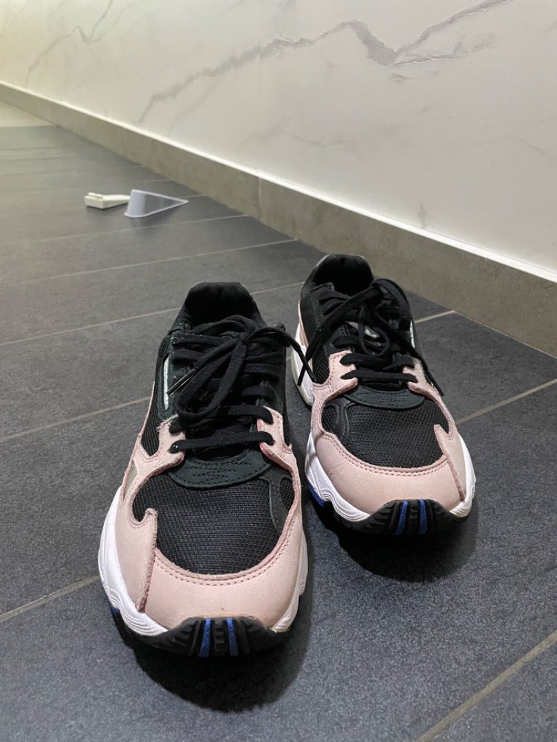 Jennie discount adidas falcon