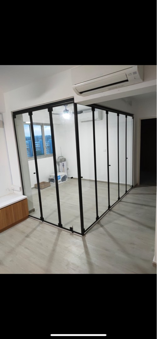 Black Rubber Seal UChannel 10mm Tempered Glass Black Top Roller