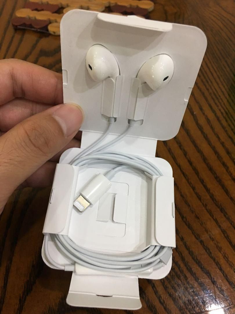Apple Earpods original lightning port, Audio, Earphones on Carousell
