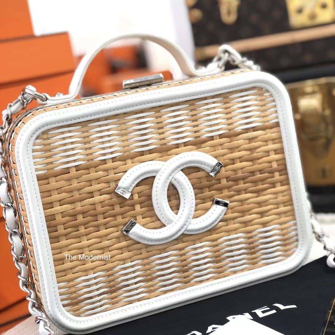CHANEL VANITY CASE 2918xxxx SMALL SIZE WHITE LEATHER  RATTAN SILVER  HARDWARE WITH CARD DUST COVER  BOX